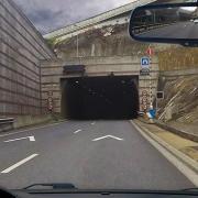 L’intervalle minimum à laisser entre deux véhicules qui se suivent dans un tunnel est matérialisé par des chevrons, il faut en laisser minimum...